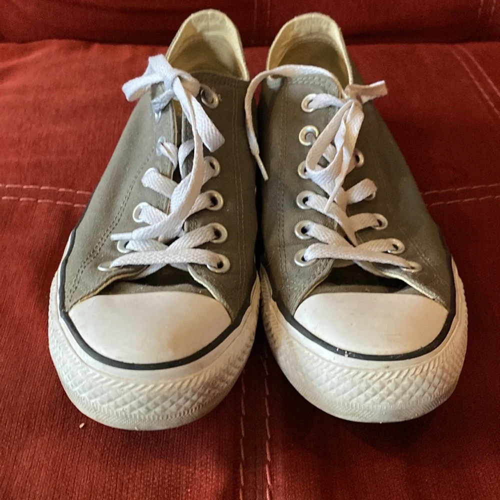 🌟 CONVERSE: Gray Chuck Taylors- W Size 8/M size 7 EUC
